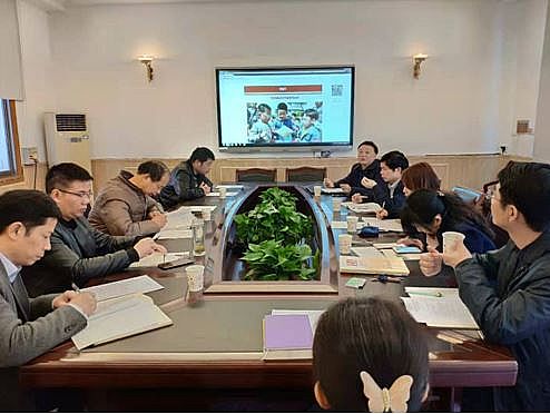 【两会-教育】湖大附中中层干部会议组织学习两会精神